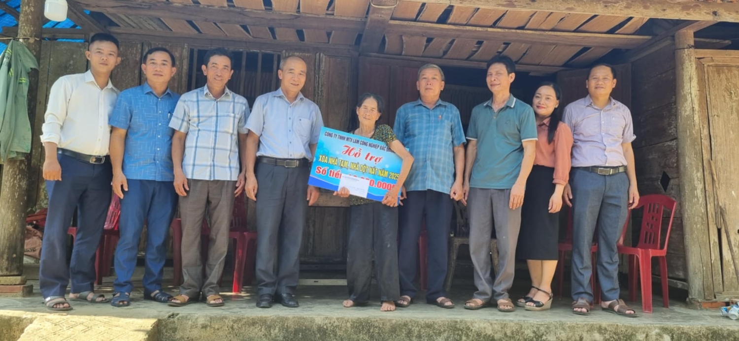 Trao tiền hỗ trợ xây mới và sửa chữa nhà tạm, nhà dột nát cho 2 hộ dân thuộc xã Xuân Trạch